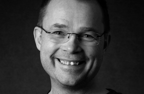 Svartvit porträttbild på Roger Bergling