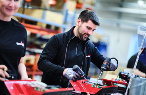 Medarbetare på Corroventa monterar och kvalitetssäkrar Corroventas avfuktningsutrustning i produktionsmiljö med fokus på teknik, service och tillverkning