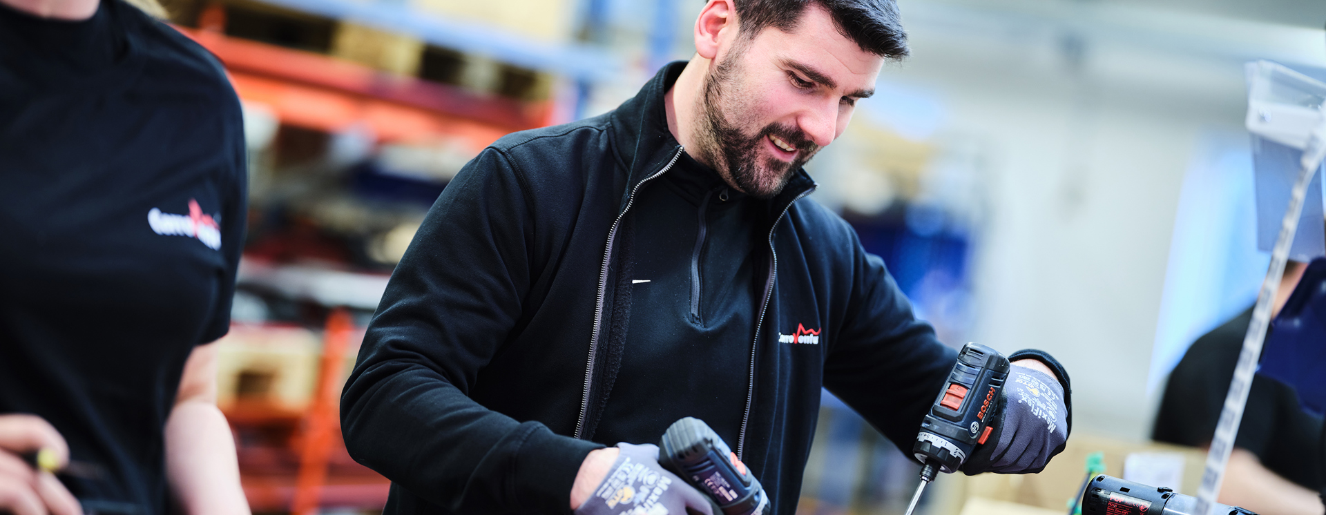 Medarbetare på Corroventa monterar och kvalitetssäkrar Corroventas avfuktningsutrustning i produktionsmiljö med fokus på teknik, service och tillverkning