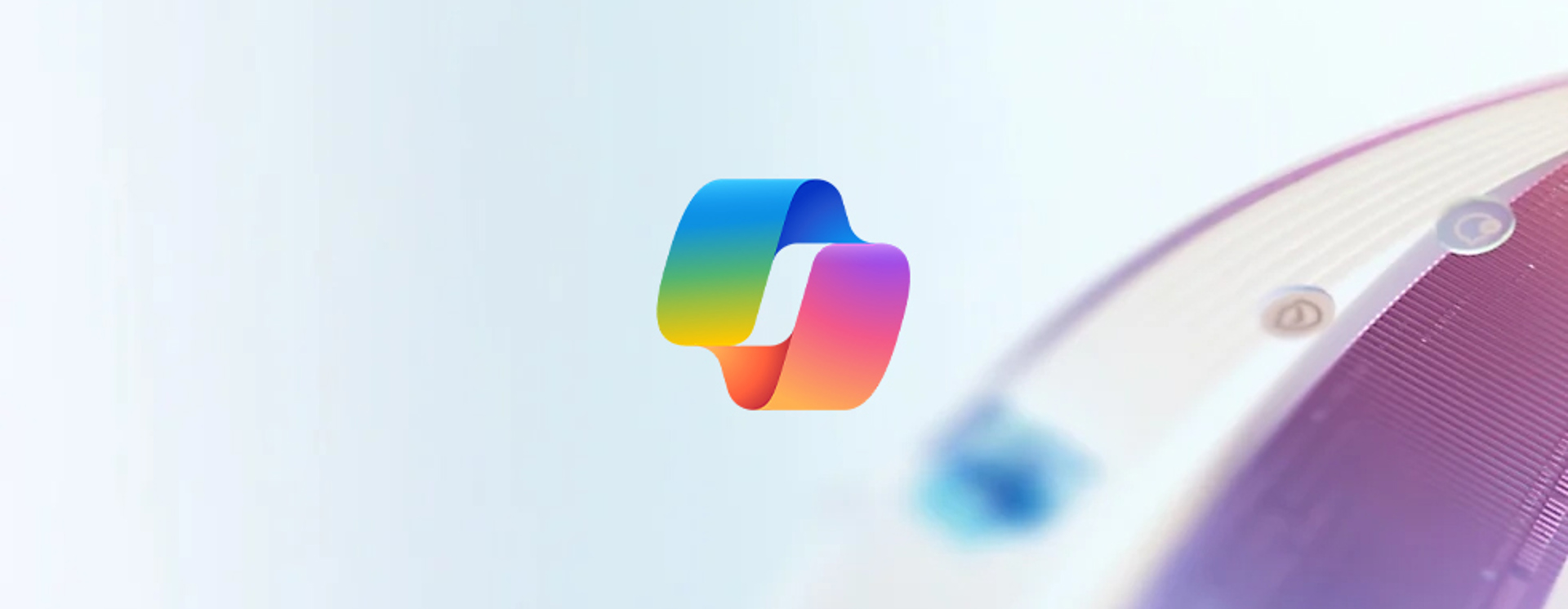Microsoft Copilot-logotyp mot ljus bakgrund med färgtonade grafiska element som symboliserar AI, automatisering och intelligenta agenter