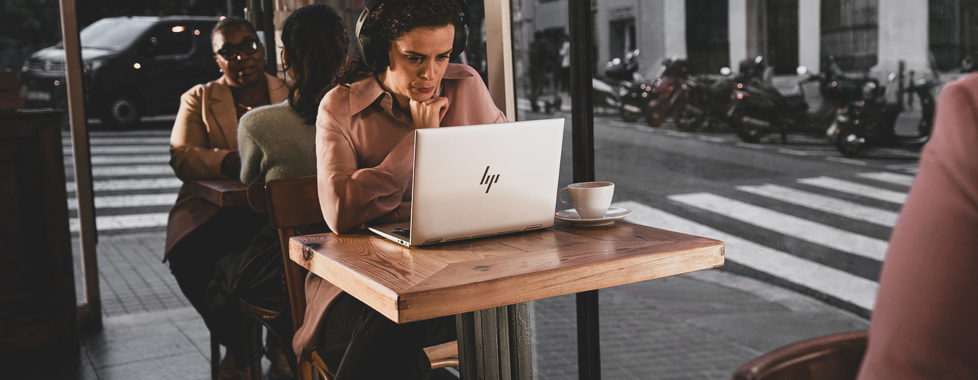 Person arbetar på HP-laptop i café med fokus på digitalt arbete, mobilitet och moderna IT-lösningar i vardagen