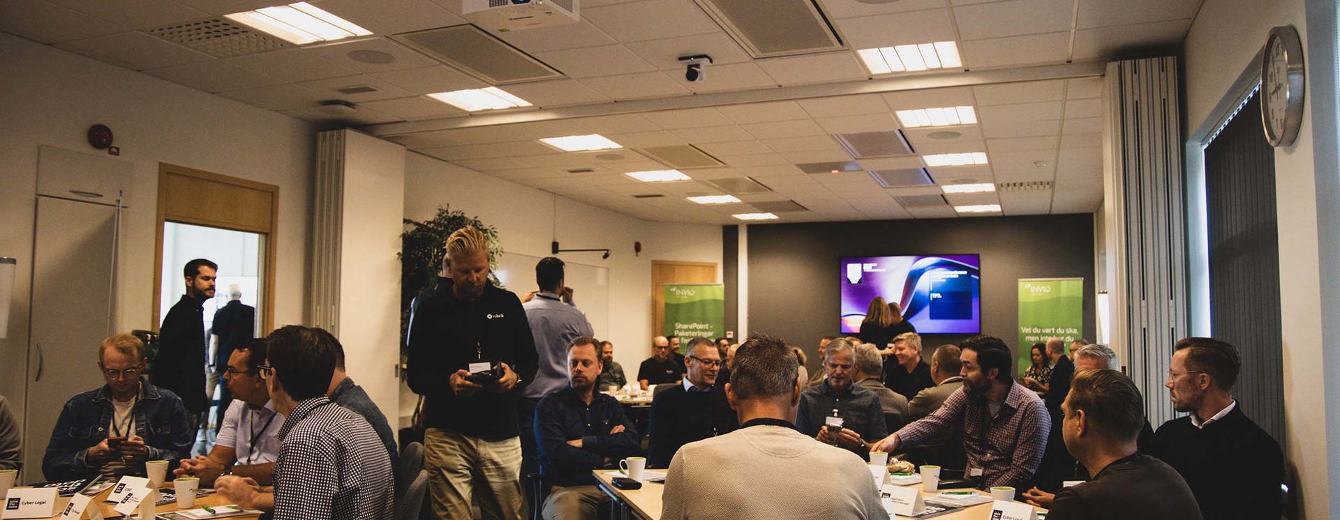 Deltagare diskuterar cybersäkerhet och informationssäkerhet under seminarium i Jönköping med workshop, föreläsningar och erfarenhetsutbyte