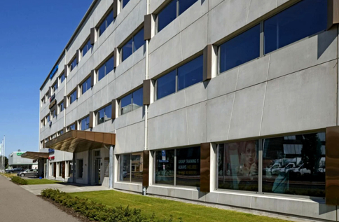 INVIDs kontor i Halmstad i modern kontorsfastighet med stora fönster och entré längs gatan