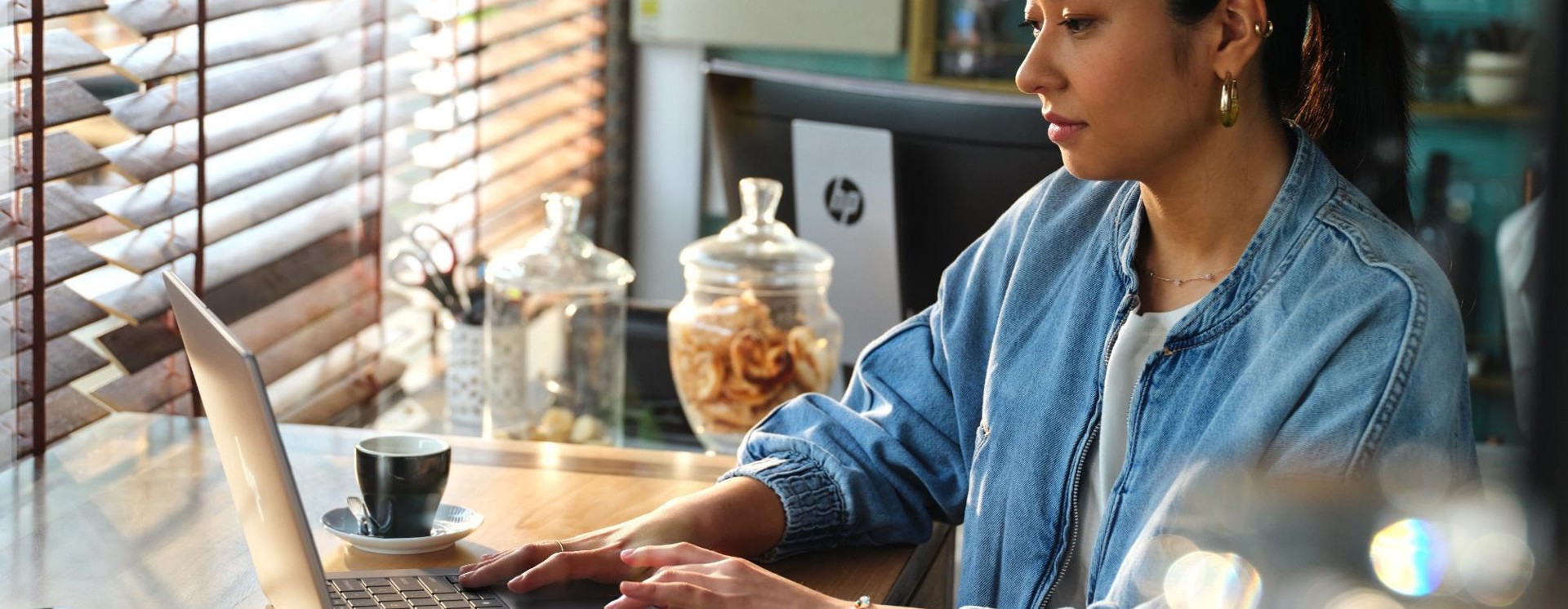 Person arbetar vid bärbar HP-dator i modern arbetsmiljö med fokus på produktivitet, digitalt arbete och flexibla IT-lösningar
