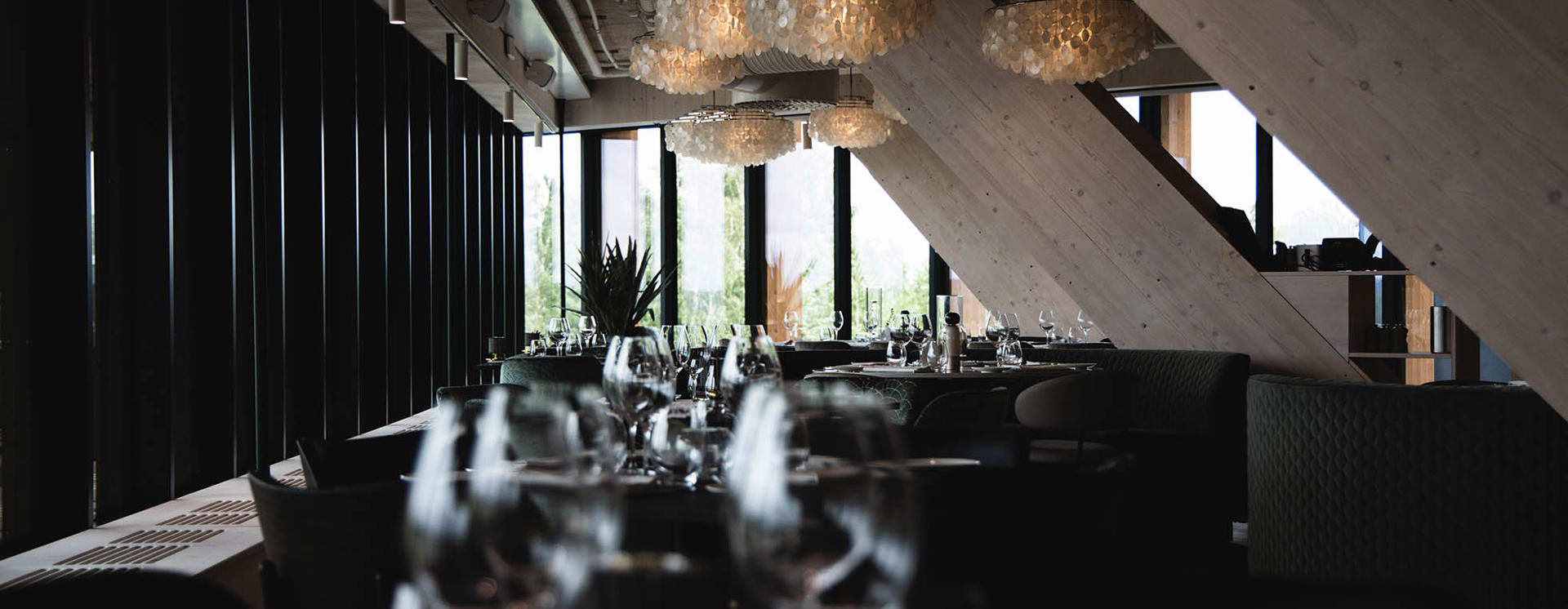 Modern restaurangmiljö med dukade bord, stora fönster och stilren inredning inför AW om informationssäkerhet i Borås
