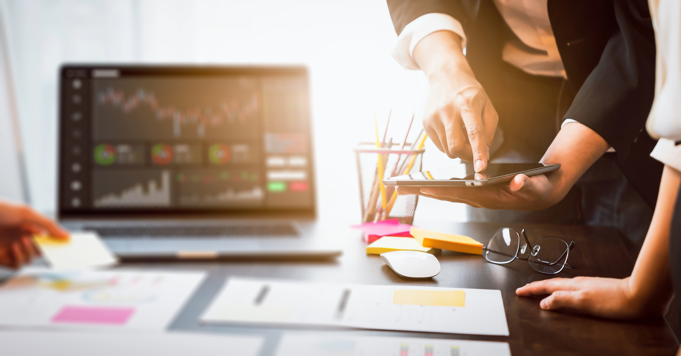 Affärsanalys Och Datadriven Planering Med Digital Dashboard På Laptop Och Surfplatta I Modern Kontorsmi