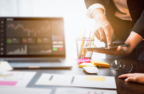 Affärsanalys Och Datadriven Planering Med Digital Dashboard På Laptop Och Surfplatta I Modern Kontorsmi