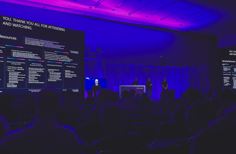 Microsoft Ignite-konferens med publik och presentation om IT-säkerhet, molntjänster och digitala lösningar från Microsoft