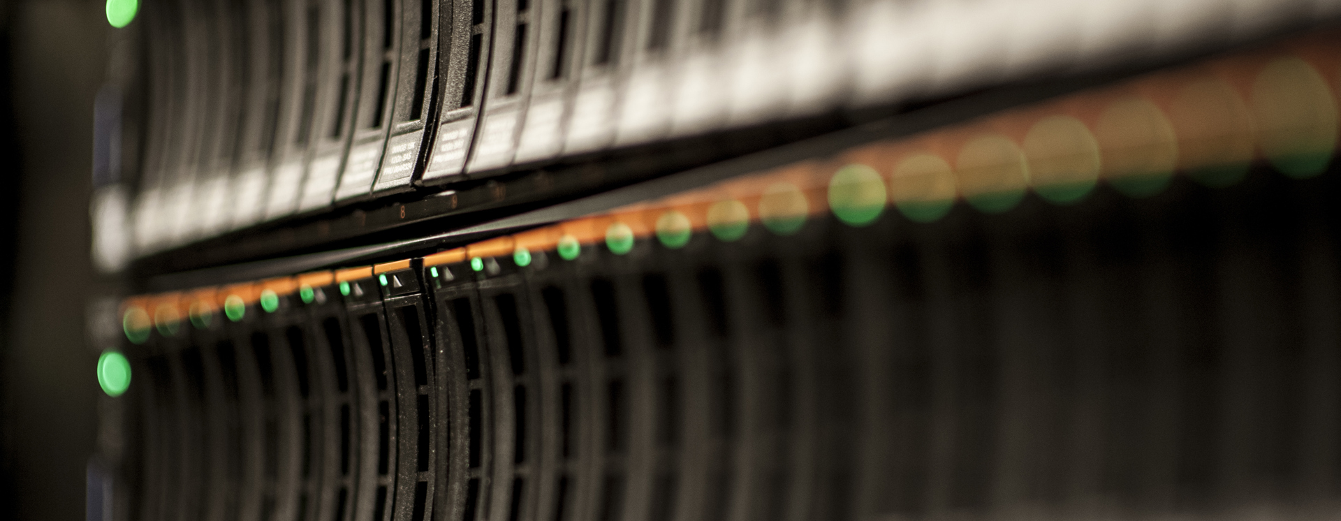 Närbild av serverrack i datacenter med blinkande LED‑lampor och lagringsenheter, vilket visar IT‑infrastruktur, serverdrift, datalagring och säker hantering av affärssystem i modern IT‑miljö