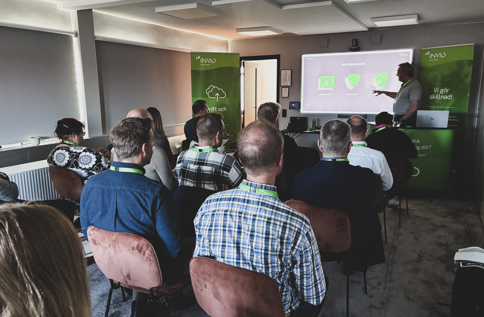 Deltagare lyssnar på presentation om IT-säkerhet och digitala lösningar under seminarium arrangerat av INVID