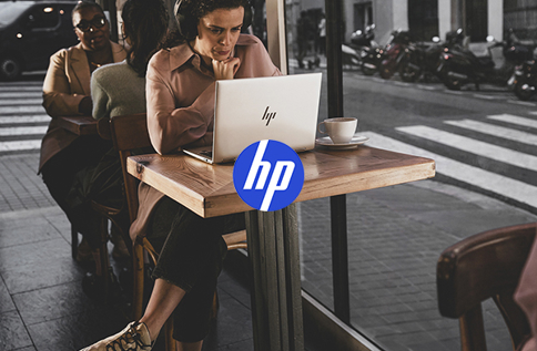 Person arbetar på HP-dator vid cafébord i offentlig miljö med fokus på mobilt arbete, produktivitet och flexibla IT-lösningar