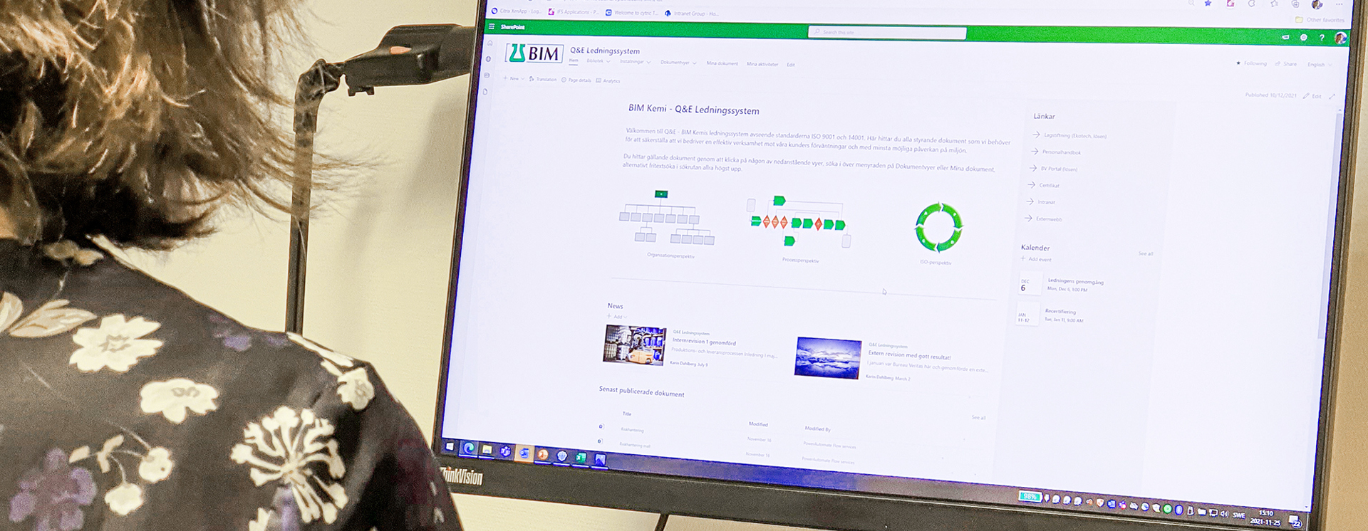 Person arbetar i BIM Kemis ledningssystem på datorskärm för dokumenthantering, kvalitetsstyrning och digitala verksamhetsprocesser