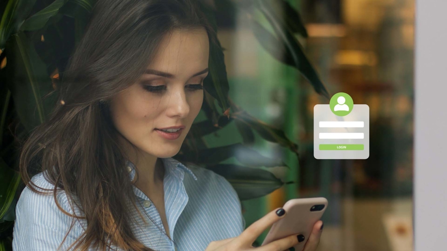 Användare loggar in säkert via mobiltelefon med digital autentisering och identitetshantering för ökad IT-säkerhet