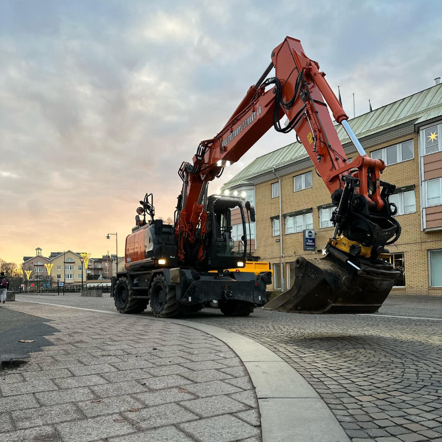 Hjulgrävare från Hillerstorps Schakt utför mark- och anläggningsarbete i stadsmiljö med modern entreprenadutrustning och precisionsgrävning