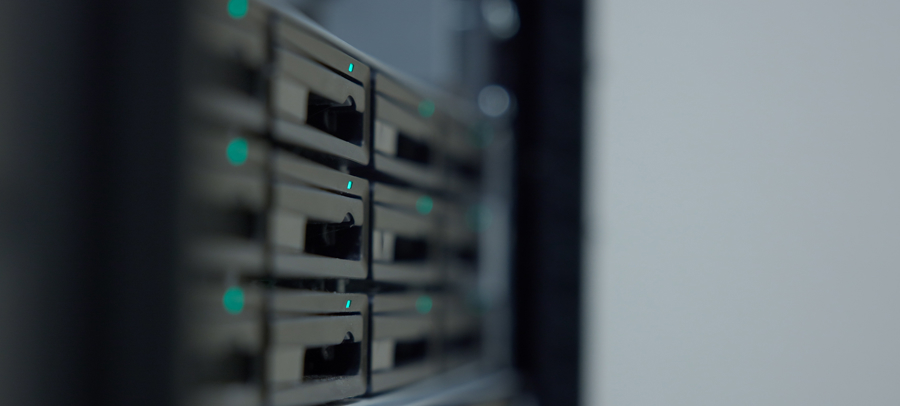 Serverrack med lagringsenheter i datacenter som stödjer säker datahantering, IT-drift, backup och digital infrastruktur