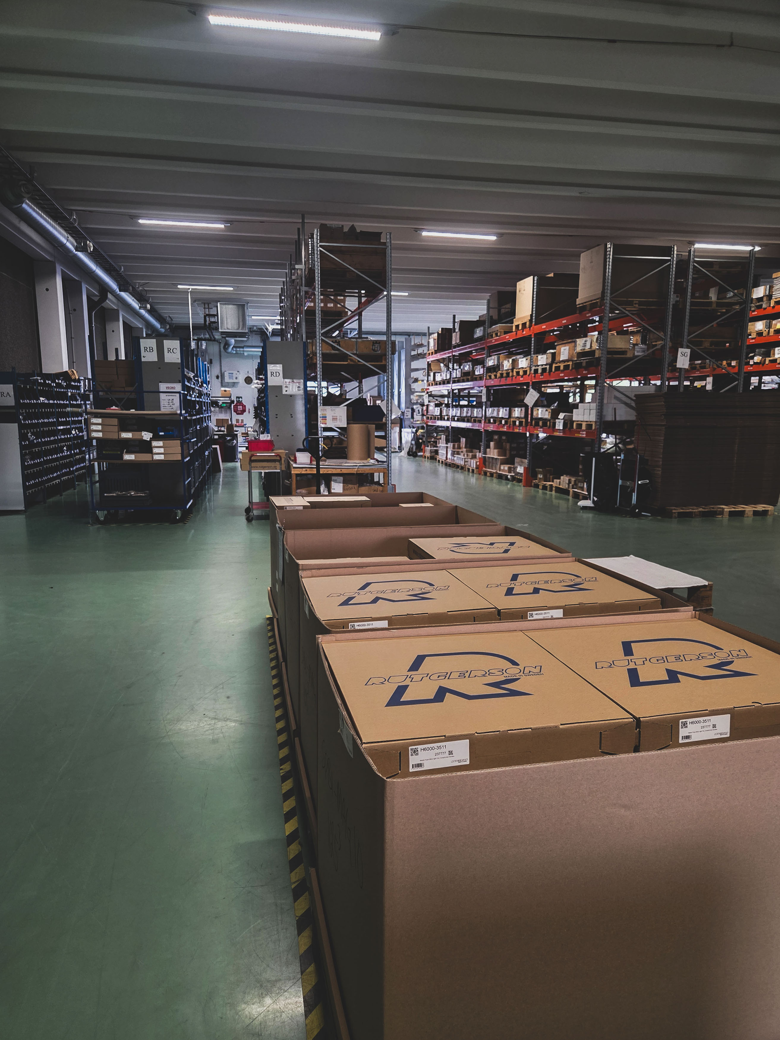 Lagermiljö Med Arbetsbord, Förpackade Produkter Och Hyllsystem För Effektiv Lagerhantering Och Logistik.