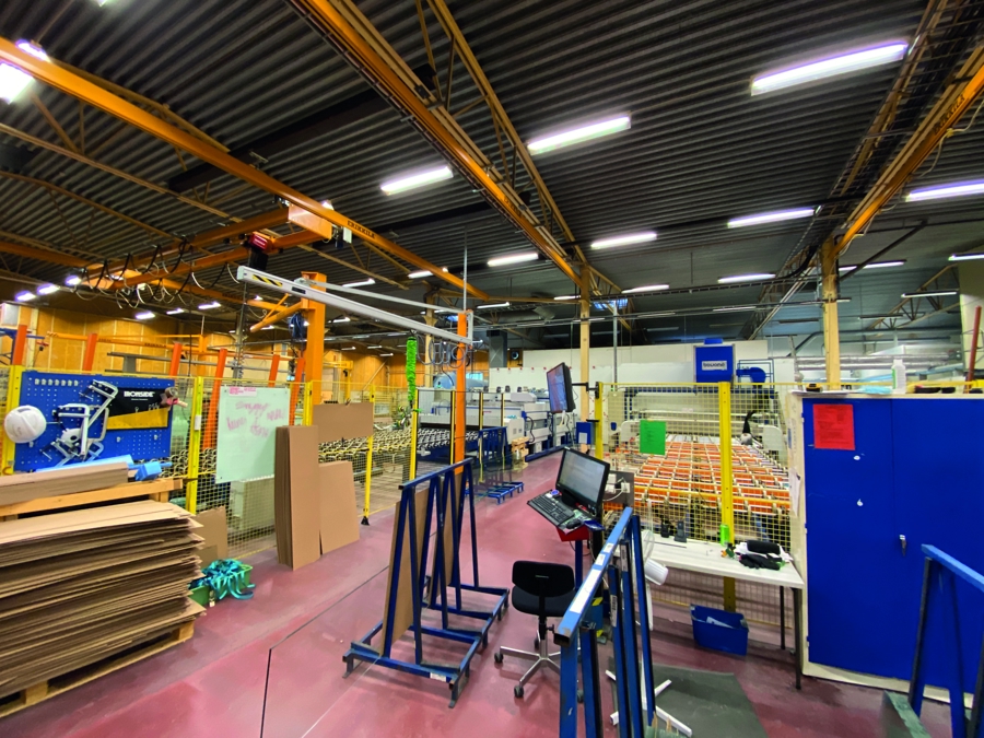 Produktionsanläggning hos Forserum Safety Glass med automatiserade maskiner, arbetsstationer och glasbearbetning i modern industrimiljö