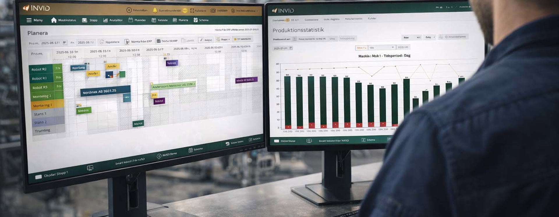 Person arbetar vid två datorskärmar i en industrimiljö, där ett planeringsverktyg och produktionsstatistik visas med scheman och diagram