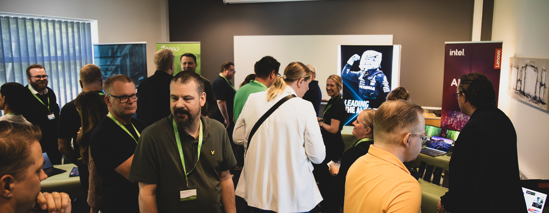 Mingel vid teknikdemo under inomhusevent