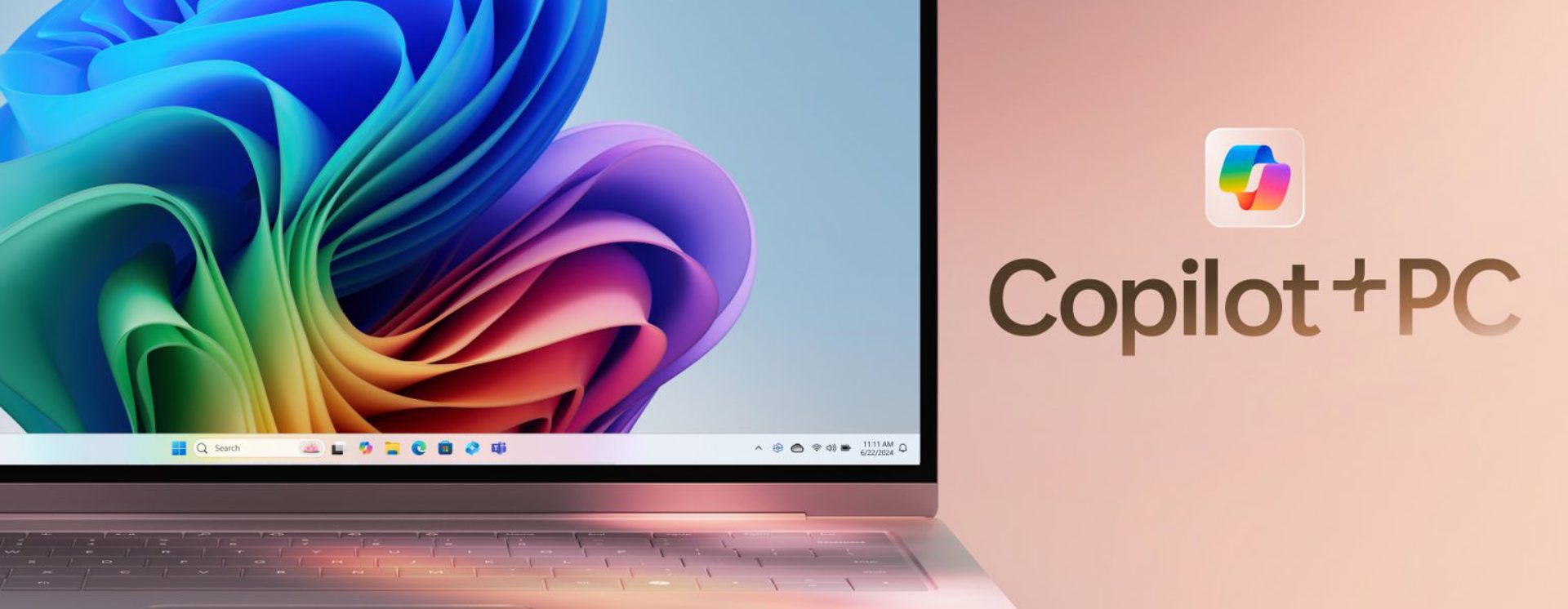 Laptop med färgstark Windows‑bakgrund visas på bildskärm, bredvid texten ”Copilot+ PC” och logotyp på ljus bakgrund
