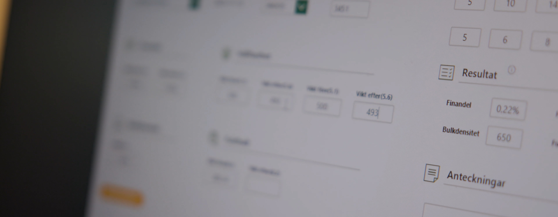 Scandbios digitala kvalitetskontrollsystem visar mätvärden, provresultat och produktionsdata för kvalitetssäkring och uppföljning av pelletsproduktion