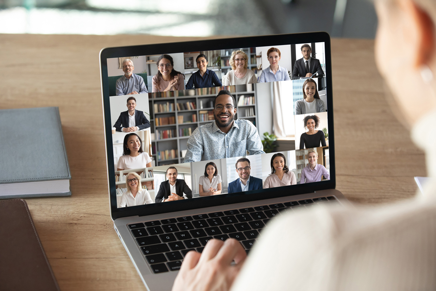 Digitalt möte i videokonferens med flera deltagare på skärm som visar samarbete och kommunikation i hybrid arbetsmiljö