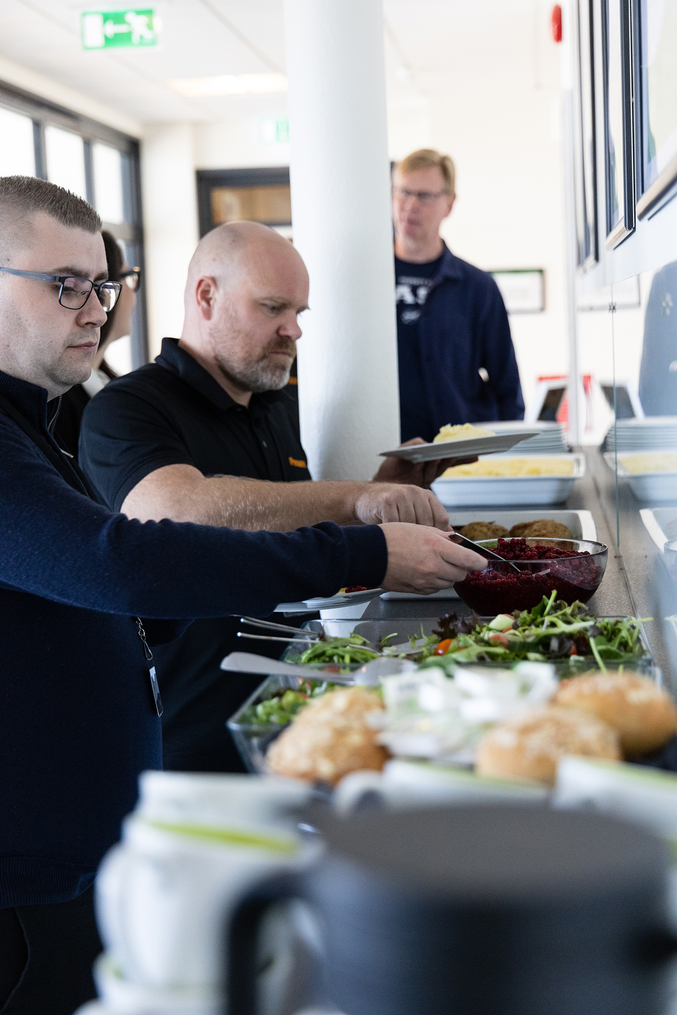 Deltagare tar lunch - NIS 2 i Jönköping - INVID Gruppen