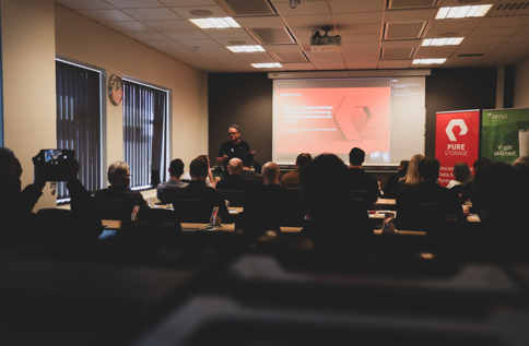 Seminarium om datalagring och IT-infrastruktur med presentation från Pure Storage och INVID inför deltagare