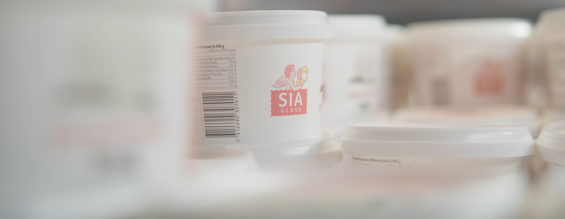 SIA Glass-förpackningar på produktionslinje i livsmedelsindustri med fokus på förpackning, kvalitetssäkring och effektiv tillverkning