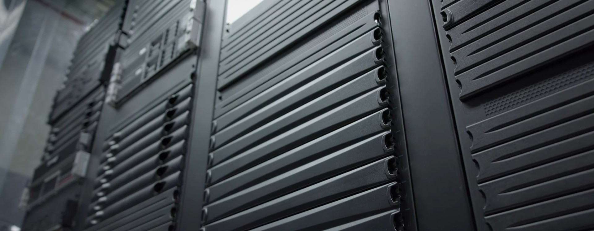 Närbild av svarta serverrack med ventilerade paneler i ett serverrum