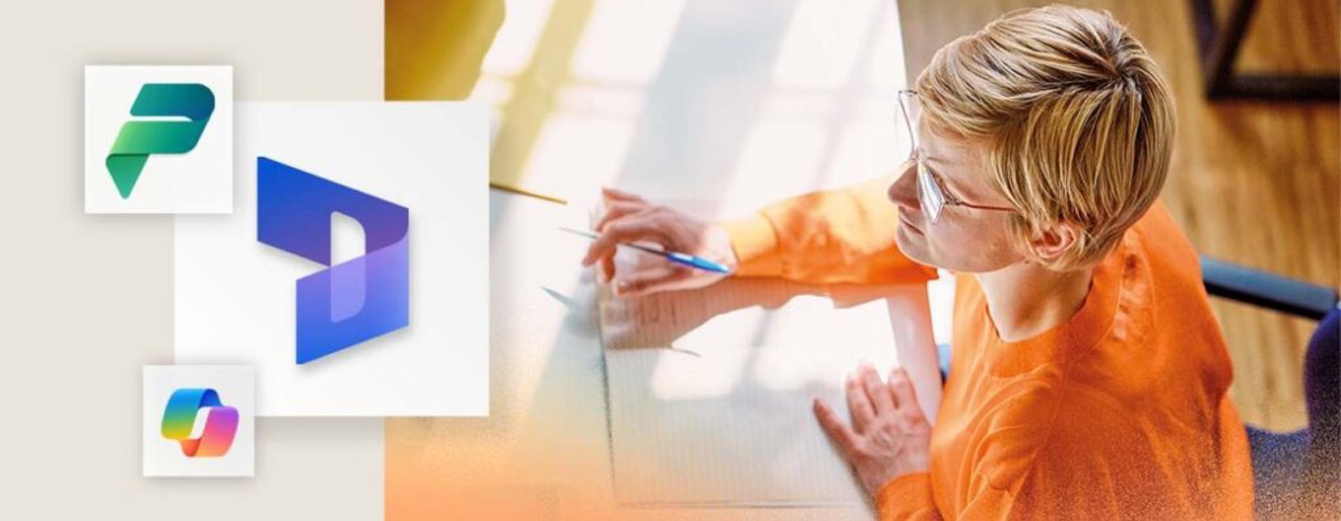 Bild med Microsoft Power Platform‑logotyper till vänster och en person som sitter vid ett bord och skissar på papper till höger, i ett varmt upplyst arbetsrum