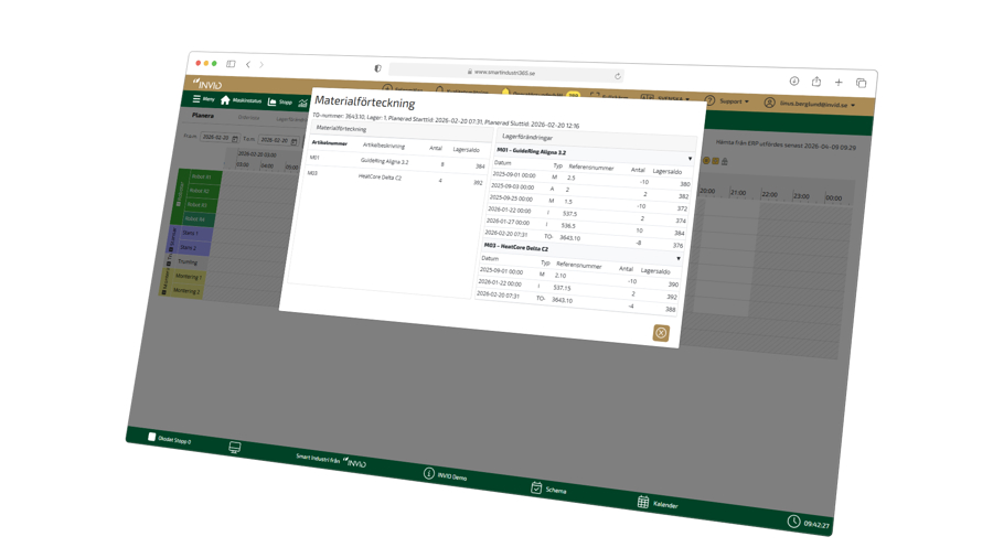 Skärmbild av materialförteckning i ett produktionssystem med tabell över artiklar, lagersaldo och transaktioner, visad ovanpå ett planeringsschema i bakgrunden