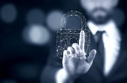 Närbild av hand som trycker på ett digitalt hänglås i ett nätverk av linjer, vilket symboliserar datasäkerhet och skydd mot informationsförluster
